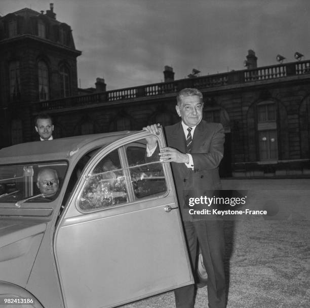 Le colonel Jean-Robert Thomazo et Jean-Louis Tixier-Vignancour arrivent au palais de l'Elysée à Paris en France, le 8 mai 1969.