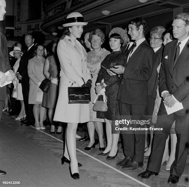 Arrivée de la princesse Anne du Royaume-Uni à l'aéroport de Vienne en Autriche, le 8 mai 1969.