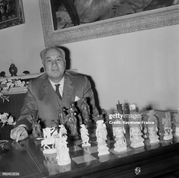 Louis Ducatel, candidat à la présidence de la république, chez lui devant son jeu d'échecs à Paris en France, le 8 mai 1969.