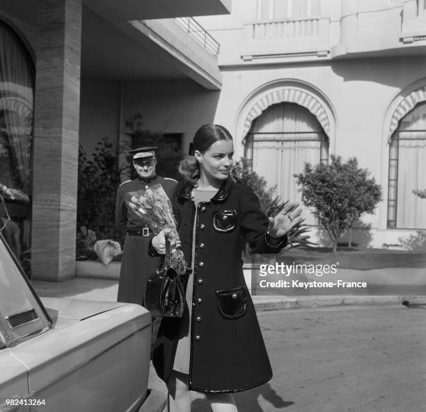 Romy Schneider à son arrivée à l'hôtel Majestic pour le festival international du film à Cannes en France, le 10 mai 1969.