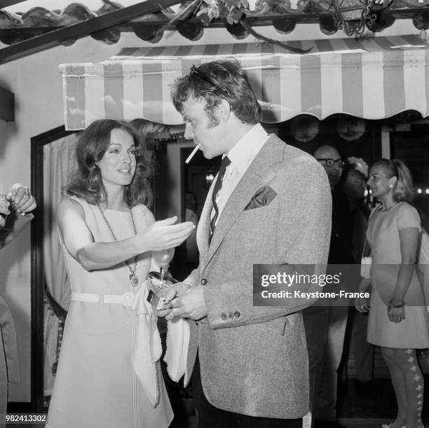 Romy Schneider et Malcolm McDowell lors du festival international du film à Cannes en France, en mai 1969.