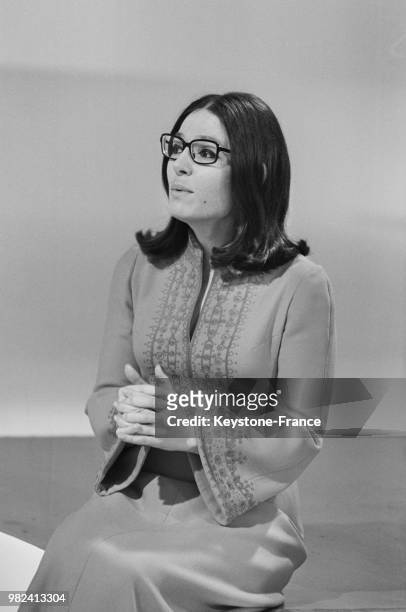 Nana Mouskouri lors des répétitions de l'émission télévisée 'La grande bousculade' aux studios des Buttes-Chaumont à Paris en France, le 12 mai 1969.