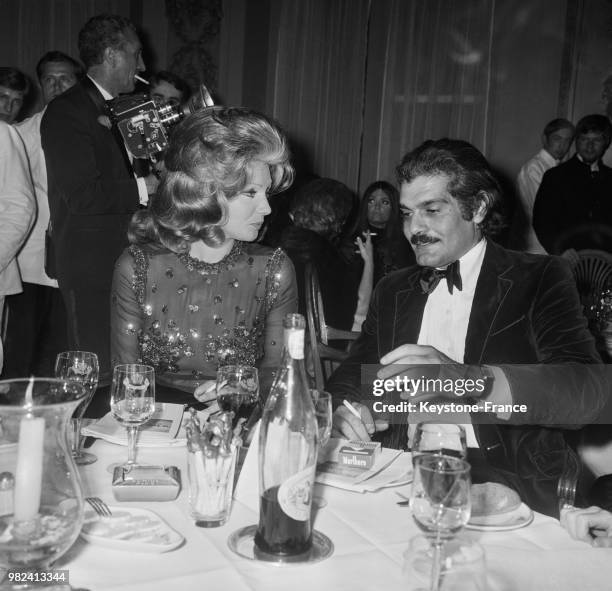 Sylva Koscina et Omar Sharif lors d'un dîner au festival international du film à Cannes en France, le 10 mai 1969.