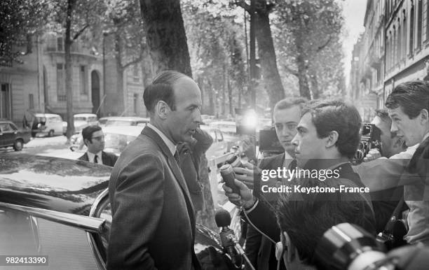 Valéry Giscard d'Estaing interviewé par les journalistes après son entretien avec Georges Pompidou avenue de la Tour Maubourg à Paris en France, le...