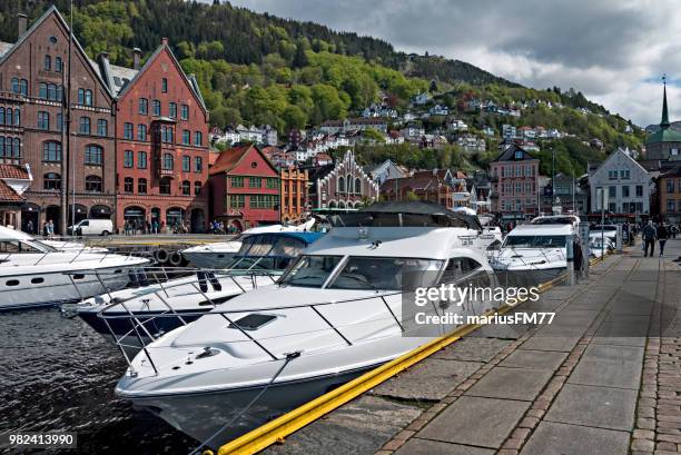 hafen von bergen - row of houses on a hill stock-fotos und bilder