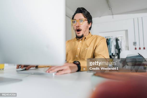 portrait of scared freelancer working on computer - faszination stock-fotos und bilder