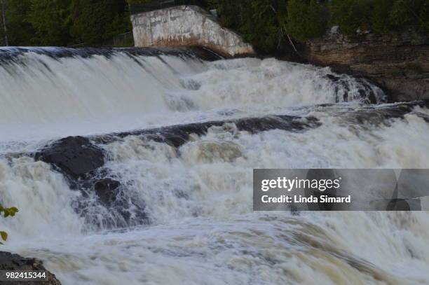 la force de l'eau - cascade eau stock pictures, royalty-free photos & images