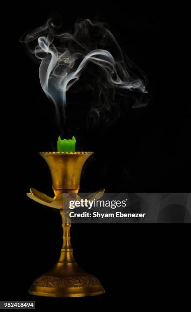 smoke from candle - encens photos et images de collection