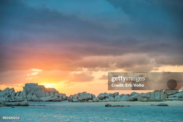 coucher de soleil sur les lavezzi - lavezzi stockfoto's en -beelden