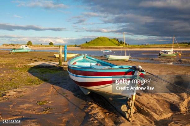 boats at alnmouth. - alnmouth beach ストックフォトと画像