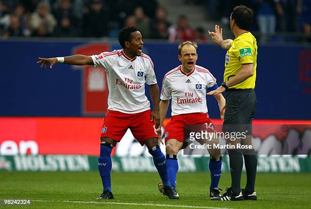 David Jarolim and Ze Roberto of Hamburg argue with referee Peter Sippel during the Bundesliga match between Hamburger SV and Hannover 96 at HSH...