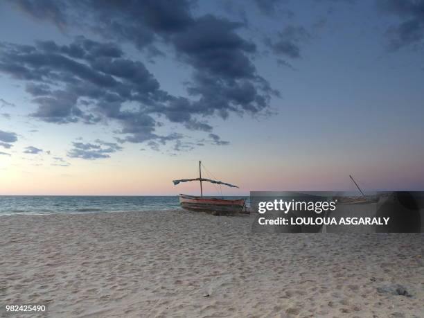 sur la plage d'amborovy - sur la plage stock-fotos und bilder