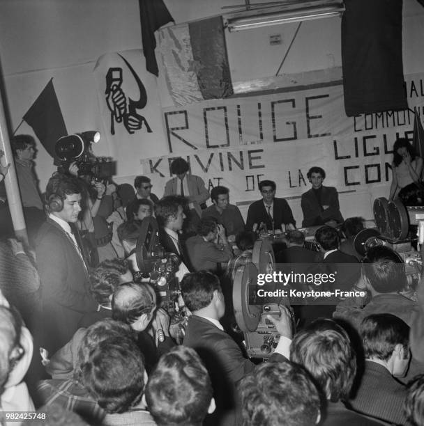 Le leader de la Ligue communiste Alain Krivine donne une conférence de presse rue de Rennes à Paris en France, le 15 mai 1969.