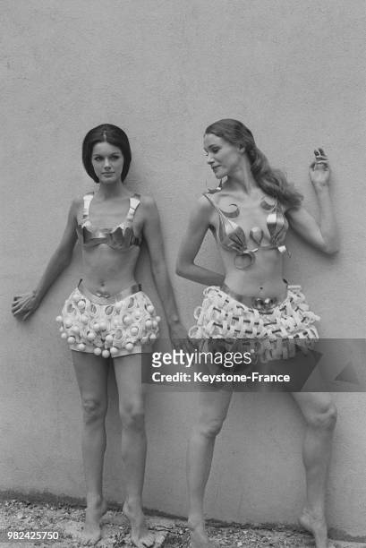 Annie Duperey et Christina Holme lors du tournage du film 'Les femmes' réalisé par Jean Aurel aux studios de Boulogne à Boulogne-Billancourt en...