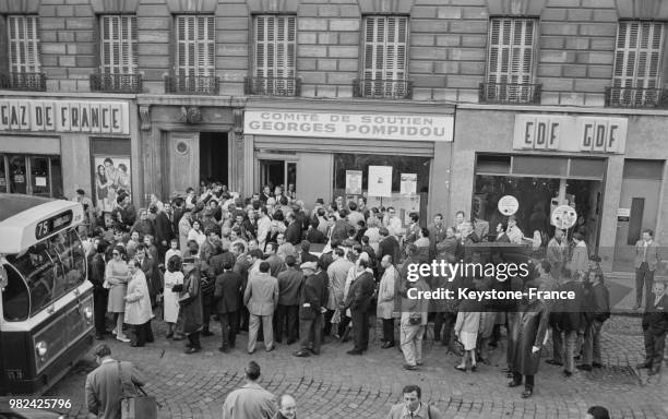 Sortie de Georges Pompidou du comité d'accueil de l'UDR lors de la campagne présidentielle à Asnières en France, le 17 mai 1969.