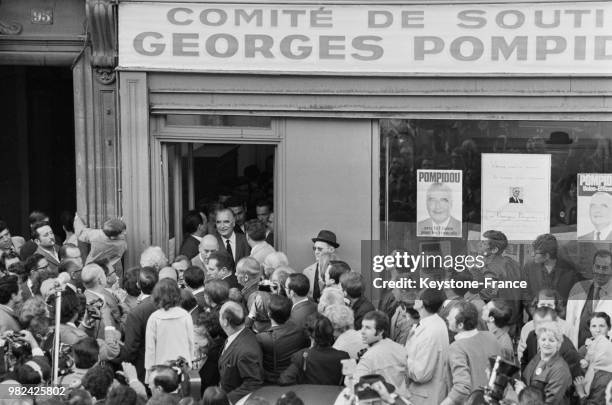 Sortie de Georges Pompidou du comité d'accueil de l'UDR lors de la campagne présidentielle à Asnières en France, le 17 mai 1969.