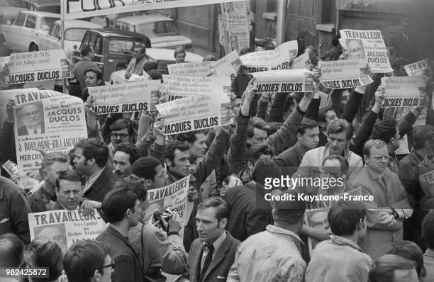 La foule lors d'un meeting d'Alain Krivine, leader de la ligue communiste, candidat à l'élection présidentielle, aux Usines Renault à...