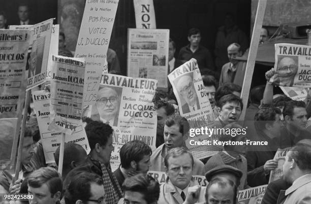 La foule lors d'un meeting d'Alain Krivine, leader de la ligue communiste, candidat à l'élection présidentielle, aux Usines Renault à...