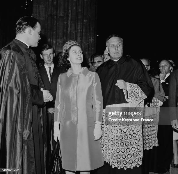 La reine Elisabeth II visite la cathédrale à Vienne en Autriche, en mai 1969.