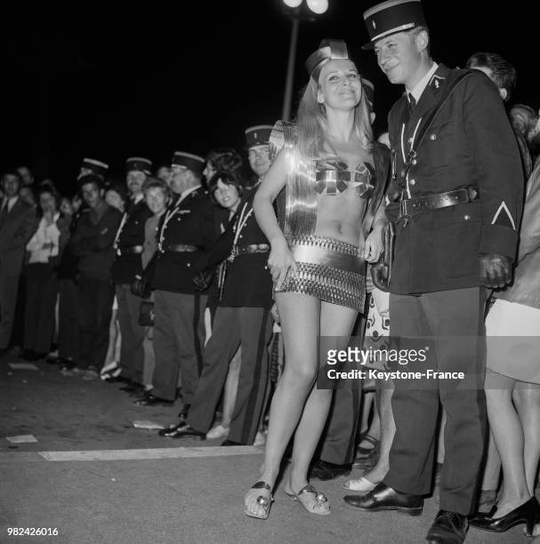 France Lombard portant une tenue en métal au festival international du film à Cannes en France, le 22 mai 1969.