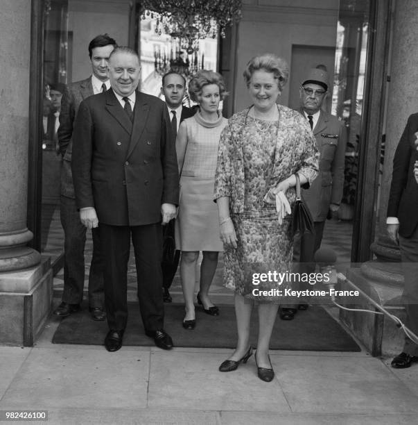 Alain Poher avec sa femme Henriette et leur fille Marie-Agnès sur le perron du palais de l'Elysée à Paris en France, le 23 mai 1969.