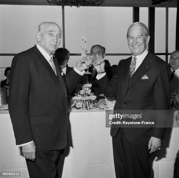 René Legrain-Eiffel, petit-fils de Gustave Eiffel et président directeur général de la Société de la Tour Eiffel, et Maurice Chevalier dans les...