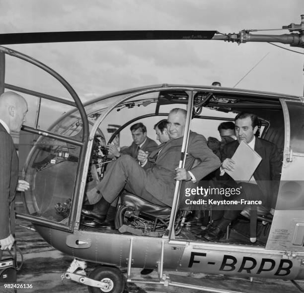 Georges Pompidou descend de l'hélicoptère qui le transporte lors de la campagne présidentielle, en France, le 24 mai 1969.