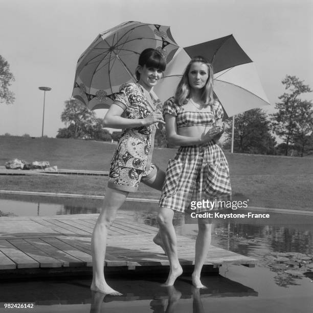Mannequins présentant des modèles de la maison du prêt-à-porter féminin aux Floralies internationales à Paris en France, le 24 mai 1969 : à gauche,...