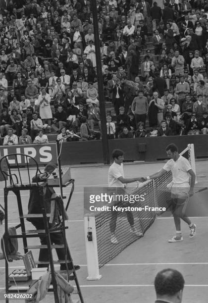 Fin du match de tennis François Jauffret - Tom Edlefsen aux internationaux de France de tennis à Roland-Garros à Paris en France, le 26 mai 1969.