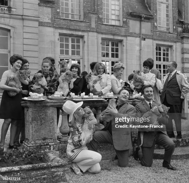 Minou Drouet, Danièle Evenou, Evelyne Dandry, Mylène Demongeot, Raymond Devos et Maurice Biraud tenant chacun un lionceau lors de l'anniversaire de...