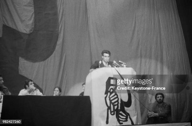 Alain Krivine, candidat à l'élection présidentielle, en meeting au palais des sports à Paris en France, le 29 mai 1969.