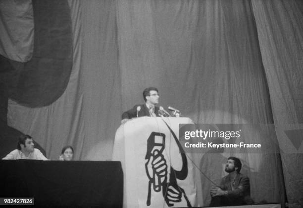 Alain Krivine, candidat à l'élection présidentielle, en meeting au palais des sports à Paris en France, le 29 mai 1969.