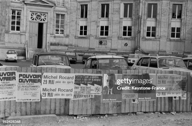 Affiches de la campagne présidentielle, notamment celle du candidat PSU Michel Rocard, à Paris en France, le 29 mai 1969.