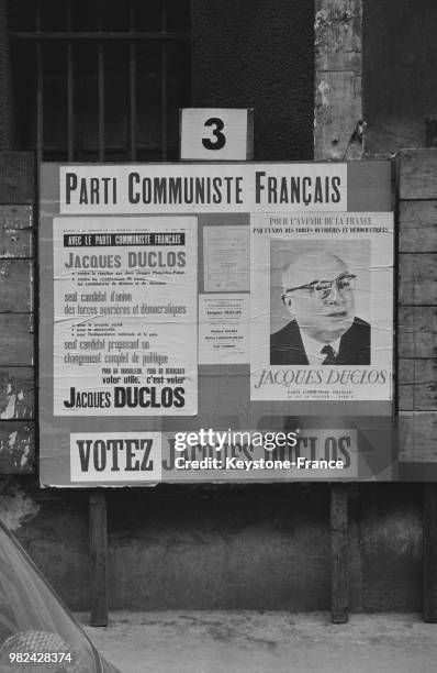 Affiches de la campagne présidentielle : celle du candidat du parti communiste français Jacques Duclos, à Paris en France, le 29 mai 1969.