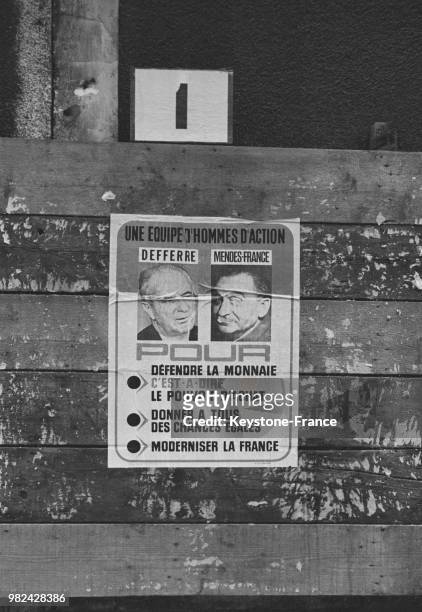 Affiche de la campagne présidentielle : celle du candidat SFIO Gaston Deferre avec Pierre Mendès France, à Paris en France, le 23 mai 1969.