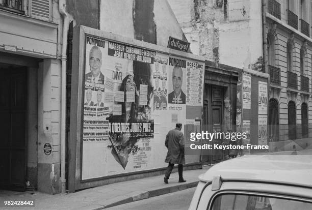 Affiches de la campagne présidentielle, notamment celle du candidat Georges Pompidou, à Paris en France, le 29 mai 1969.