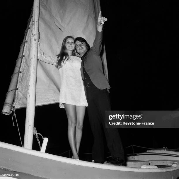 Hervé Vilard et Michelle Hayotte sur un bateau à Antibes, en 1969, dans les Alpes-Maritimes, France.