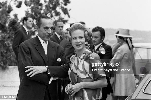 Gersende de Sabran-Pontevès en compagnie de son beau-père, le comte de Paris Henri d'Orléans, lors de son mariage avec le prince Jacques d'Orléans à...