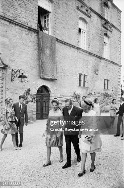 Gersende de Sabran-Pontevès en compagnie de son beau-père, le comte de Paris Henri d'Orléans, et de sa belle-mère, Isabelle d'Orléans et Bragance,...