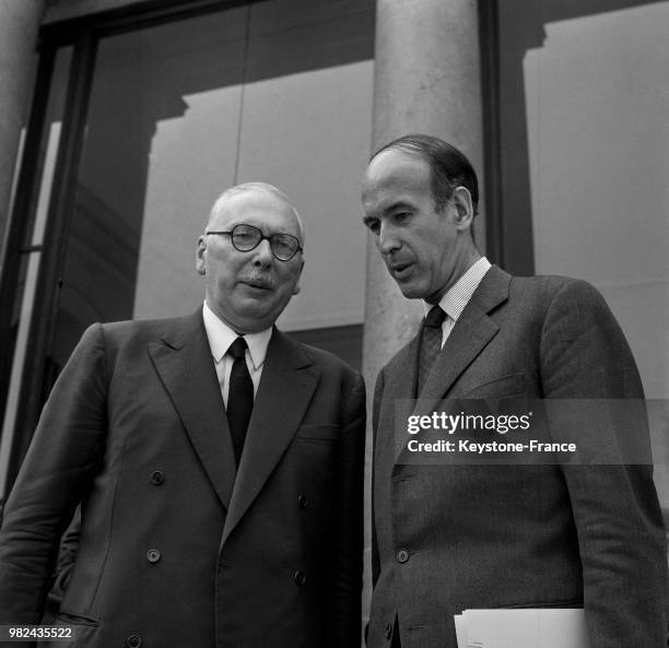 René Pleven, le ministre de la Justice, et Valéry Giscard d'Estaing, le ministre de l'Economie et des Finances, sortant du conseil des ministres, à...