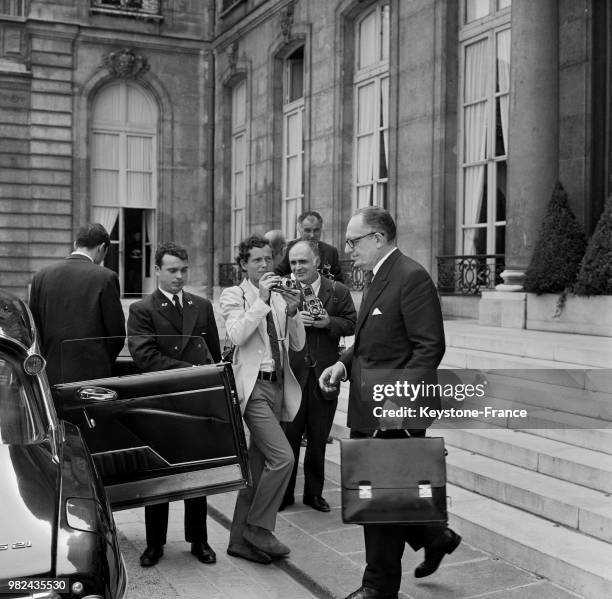 Le ministre des Affaires étrangères Maurice Schumann sortant du conseil des ministres, à Paris, en 1969, France.