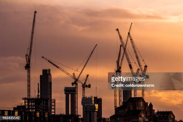 gru e attrezzature da costruzione sullo skyline della città di londra - london tower foto e immagini stock