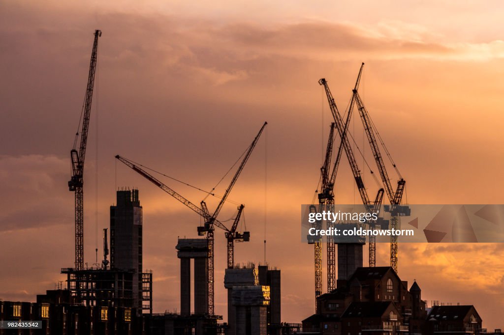 Kranen en materiaal van de bouw op de skyline van de stad van Londen