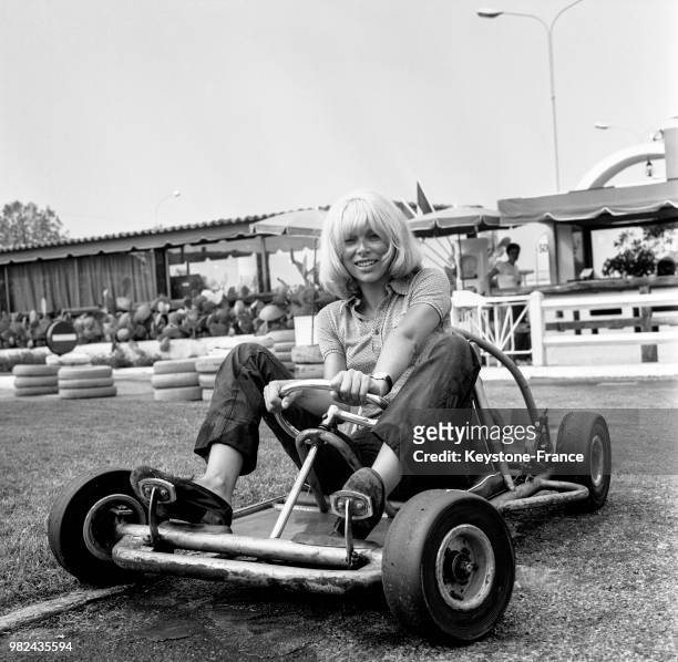 Mireille Darc lors du tournage de l'émission télévisée 'Eté shows' au karting de La Siesta à Antibes en France, le 7 août 1969.