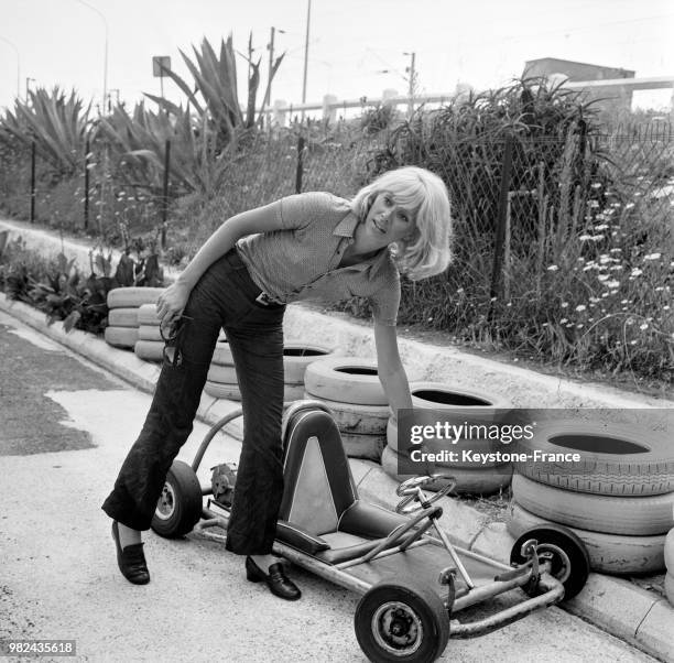 Mireille Darc lors du tournage de l'émission télévisée 'Eté shows' au karting de La Siesta à Antibes en France, le 7 août 1969.