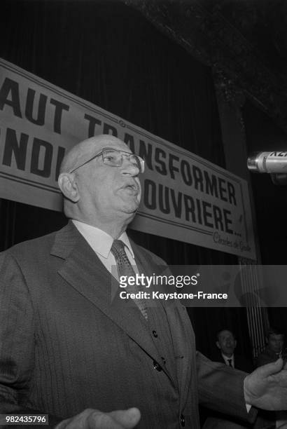 Edgar Faure au congrès de fusion de la gauche gaulliste au palais d'Orsay à Paris en France, le 14 novembre 1971.