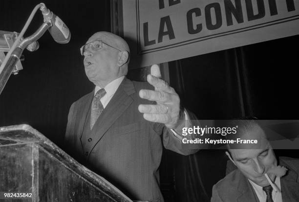 Edgar Faure au congrès de fusion de la gauche gaulliste au palais d'Orsay à Paris en France, le 14 novembre 1971 - Jacques Chirac au premier plan.