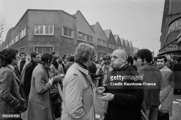 Le 28 février 1972,Le philosophe Michel Foucault en conversation avec le philosophe et journaliste Maurice Clavel lors d'une manifestation devant les...