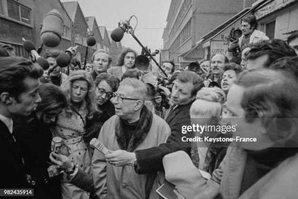 Le 28 février 1972, Jean-Paul Sartre et Michelle Vian participent à une manifestation devant les grilles de l'usine Renault à Boulogne-Billancourt en...