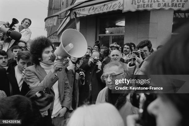 Le 28 février 1972, Jean-Paul Sartre participe à une manifestation devant les grilles de l'usine Renault à Boulogne-Billancourt en France .